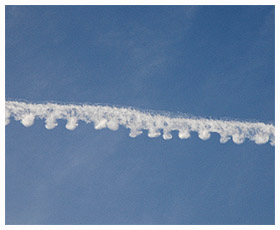 Aan een zijde uitwaaierende contrail