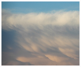 Mammatus achter een buienwolk