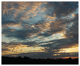 Altocumulus met zonsondergang