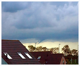 windhoos boven een proeftuin bij Venhuizen op 29 augustus 2000